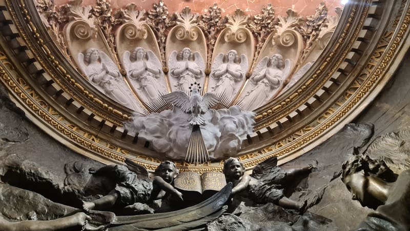 decoracion de angeles y espiritus santo en la entrada a La cueva de San Ignacio