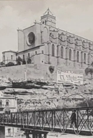 Primer campanario con arcos de piedra