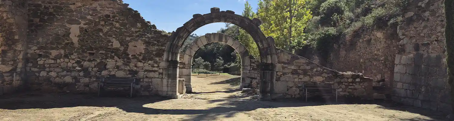 Imagen del interior de las ruinas de la cartuja de escaladei