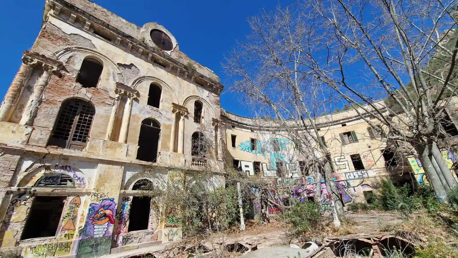 Fachada y entrada al antiguo balneario La Puda de Montserrat