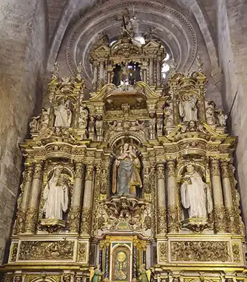 Retablo mayor es el principal de la iglesia del Monasterio de Santes Creus.