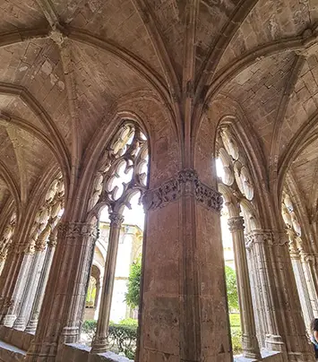 Vista de donde se juntan los pasillos del clautro del Monasterio de Santes Creus.