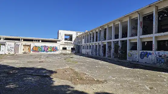 La zona de oficinas en estado abandonado de la estación de Radio Liberty en Pals.